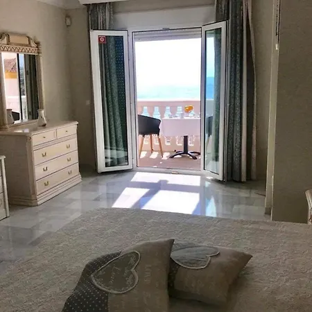 Great Townhouse 400m From The Hébergement de vacances Benalmádena